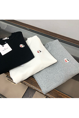 モンクレール 胸に刺繍柄ロゴニットセーター