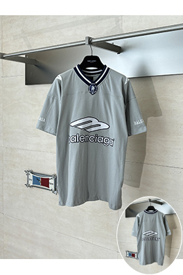 バレンシアガ Balenciaga FOOTBALL マンチェスターユナイテッドとの共同Vネック半袖ジャージTシャツ