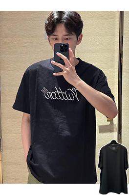 ルイヴィトンスーパーコピー クラシックなチェッカーボードロゴディテールの半袖Tシャツ