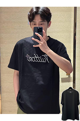 ルイヴィトンスーパーコピー クラシックなチェッカーボードロゴディテールの半袖Tシャツ