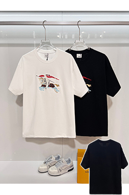 バーバリーコピー 胸元にカラーブロックの軍馬刺繍のマザーロゴが入った半袖Tシャツ