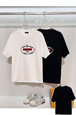 プラダ 胸に麻縄の刺繍がされた、クラシックな1986のスローガン文字ロゴ半袖Tシャツ