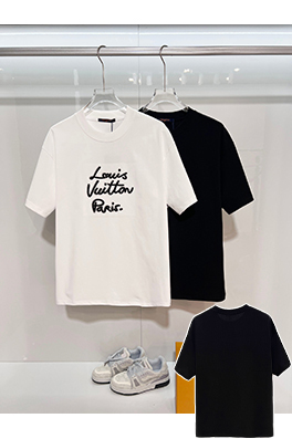 ルイヴィトンスーパーコピー 胸に立体刺繍のスローガンロゴが入った半袖Tシャツ