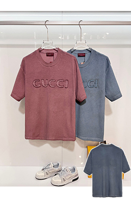 グッチスーパーコピー GUCCI ダメージのパッチと胸元の刺繍ロゴ文字があしらわれた半袖Tシャツ