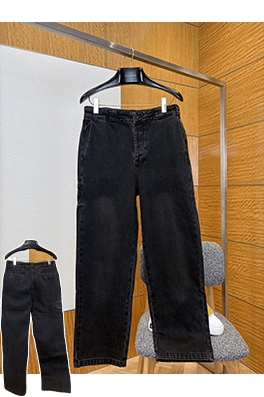 プラダコピー ダメージをした黒のストレートレッグジーンズ