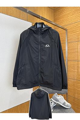 バレンシアガコピー BALENCIAGA 刺繍ロゴ入りフード付き防風ジャケット
