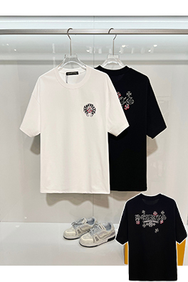 クロムハーツコピー 前面と背面に蹄跡クロスサンスクリット刺繍文字ロゴ半袖Tシャツ
