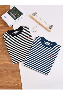 アミ クラシックなストライプ柄のロゴ刺繍入り半袖Tシャツ