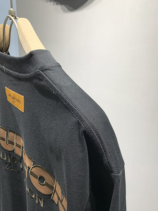 ルイヴィトン新しいロゴの刺繍Tシャツ