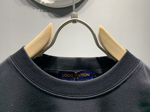 ルイヴィトン新しいロゴの刺繍Tシャツ