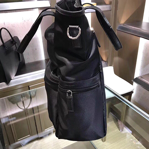 プラダ新しいナイロンハンドバッグ