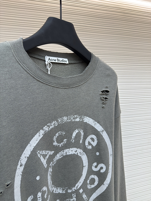 アクネストゥディオズ Acne Studios 胸に穴が開いた古いロゴのスウェットシャツ