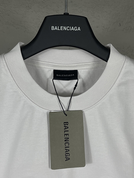 バレンシアガスーパーコピー レディースフロントに LUXURY ロゴパッチ刺繍半袖Tシャツ