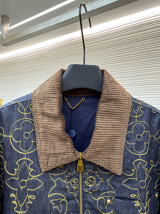 ルイヴィトン 新作のブラック＆ゴールドライン刺繍ラペルデニムジャケット