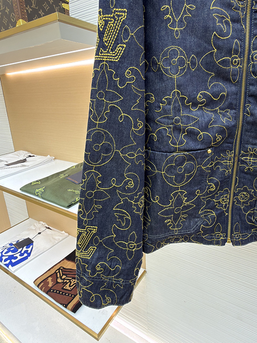 ルイヴィトン 新作のブラック＆ゴールドライン刺繍ラペルデニムジャケット