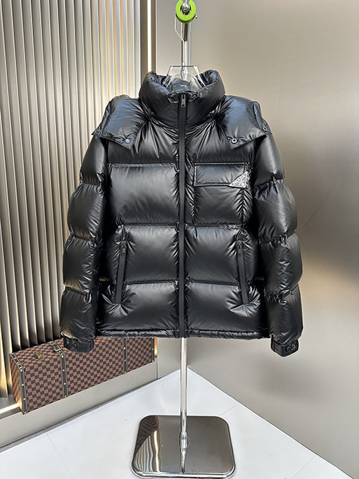 プラダスーパーコピー 斜めの三角形のロゴが入ったダウンジャケット