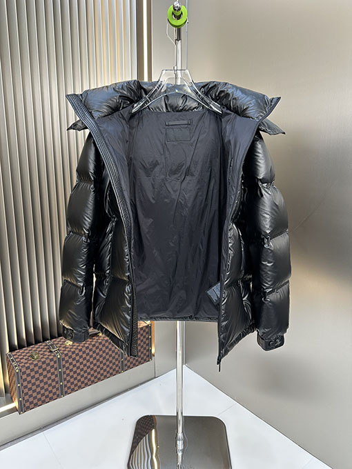 プラダスーパーコピー 斜めの三角形のロゴが入ったダウンジャケット