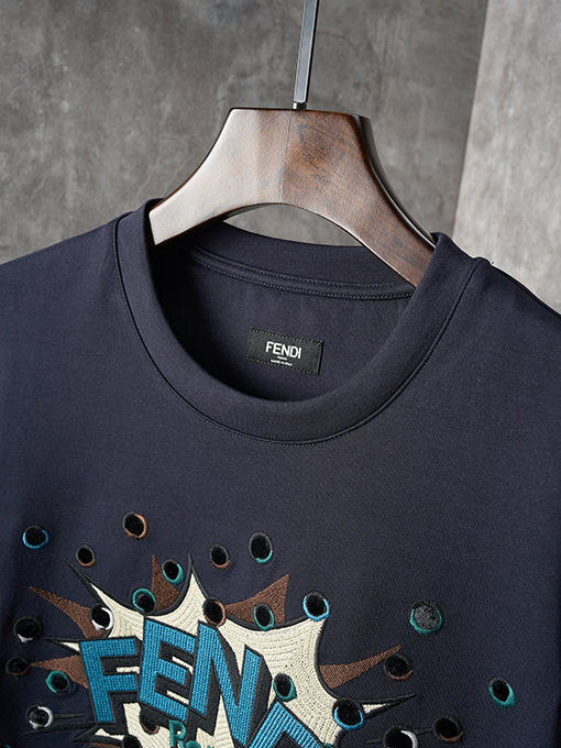 フェンディスーパーコピーネイビー アイレット刺繡  グラフィック 半袖 Tシャツ