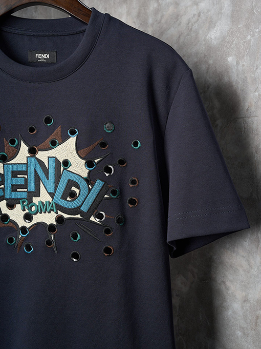 フェンディスーパーコピーネイビー アイレット刺繡  グラフィック 半袖 Tシャツ