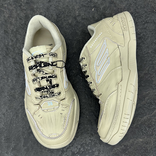 バレンシアガ Balenciaga HAMPTONS WORN-OUT ミディアムダメージスニーカー