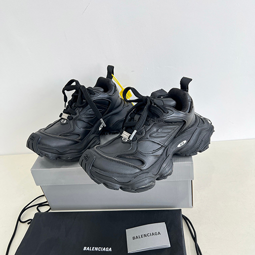 バレンシアガ Balenciaga ランウェイスタイルのオーバーサイズレトロ機能シューズ