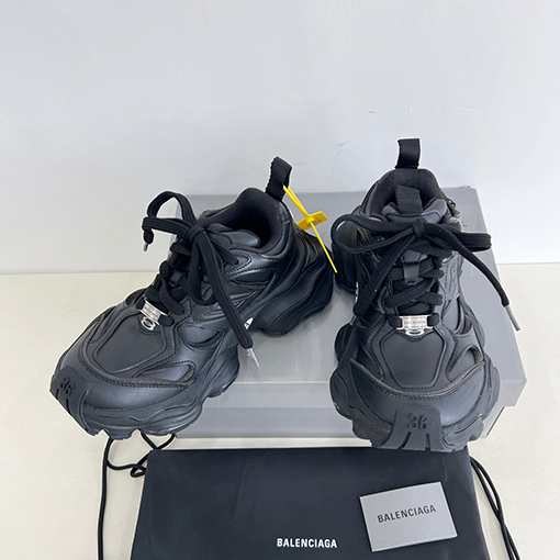 バレンシアガ Balenciaga ランウェイスタイルのオーバーサイズレトロ機能シューズ