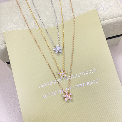 ヴァン クリーフ＆アーペル 新モデルダイヤモンドをちりばめた花のネックレス