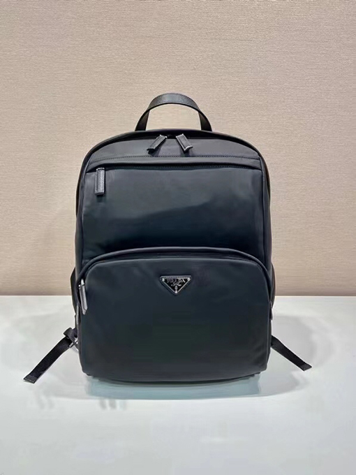 プラダ 新モデルトライアングルロゴナイロンバックパック