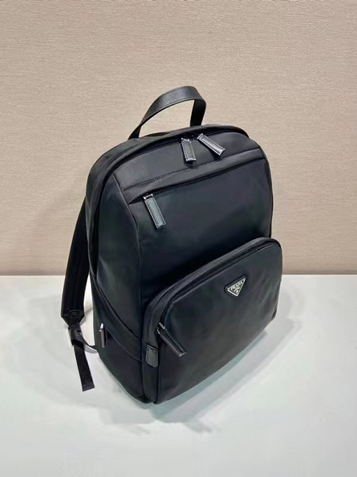 プラダ 新モデルトライアングルロゴナイロンバックパック