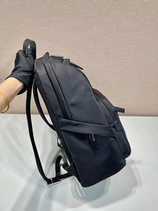 プラダ 新モデルトライアングルロゴナイロンバックパック