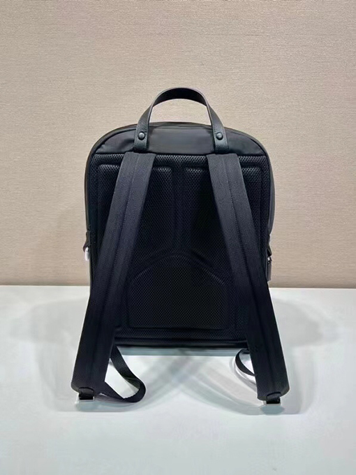 プラダ 新モデルトライアングルロゴナイロンバックパック