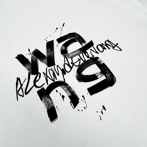 アレキサンダーワン Alexander Wang フロントとバックに文字が入ったデジタルダイレクトプリントのクルーネック スウェットシャツ