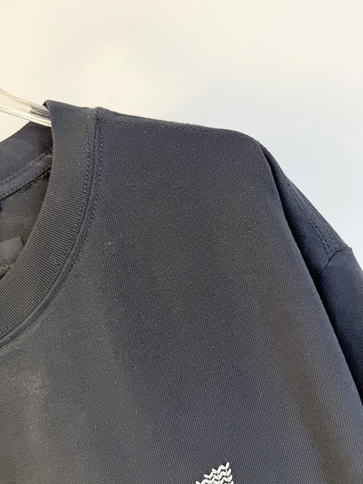 ルイヴィトンスーパーコピー フロントとバックにロゴ刺繍が施された半袖Tシャツ