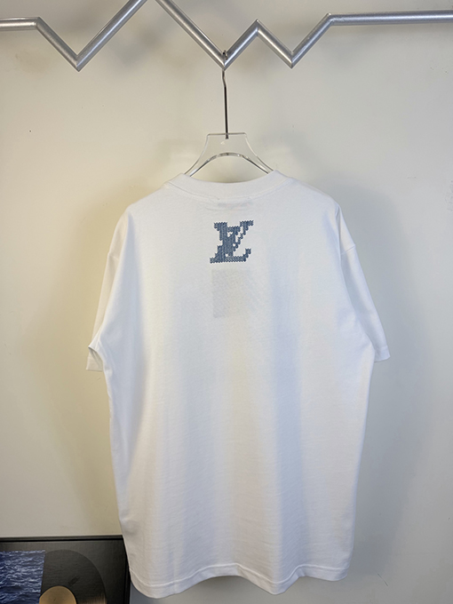ルイヴィトンスーパーコピー フロントとバックにロゴ刺繍が施された半袖Tシャツ