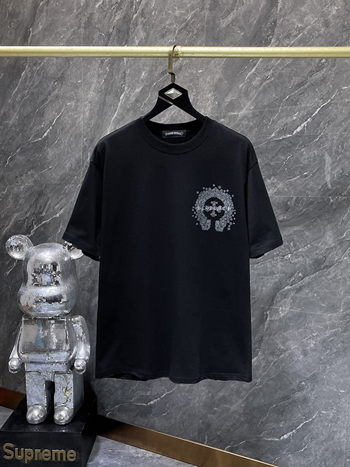 クロムハーツ 馬蹄とサンスクリット十字の刺繍が手描きされた半袖Tシャツ