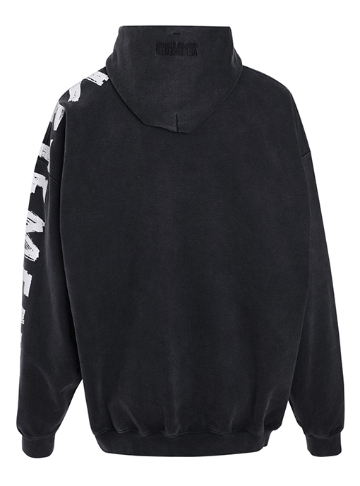 ヴェトモン VETEMENTS 胸と袖にロゴがプリントされたフード付きスウェットシャツ