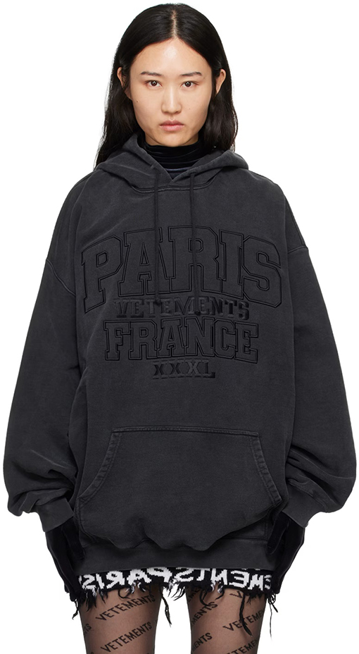 ヴェトモン VETEMENTS 胸に刺繍の文字がったウォッシュのフード付きスウェットシャツ