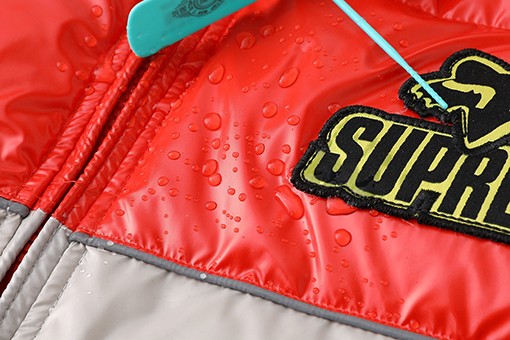 シュプリームコピー WEEK9 Shiny Down Puffer Jacke 光沢のあるロゴ入りフード付きコンフォートカジュアルジャケット