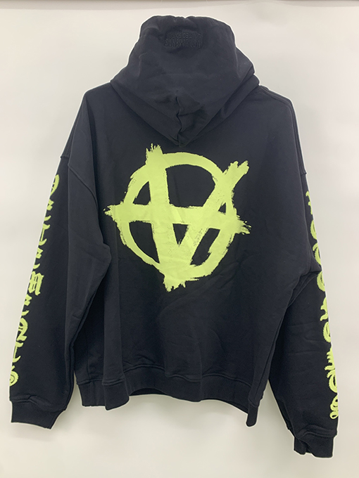 ヴェトモン VETEMENTS フロントバック袖アームにデジタルダイレクトプリントを施したフード付きスウェットシャツ