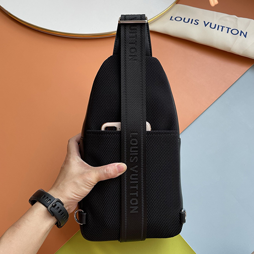 ルイヴィトンコピー LV クラシックエンボスメンズチェストバッグ