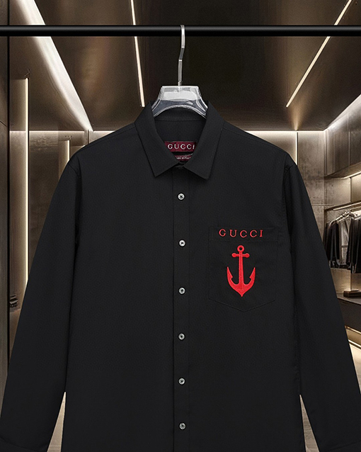 グッチ Gucci 胸元にア​​ンカーロゴの刺繍がされたクラシックな長袖シャツ