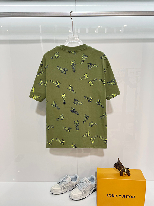 ルイヴィトンコピー 全面にグラフィティレターロゴをあしらった半袖Tシャツ