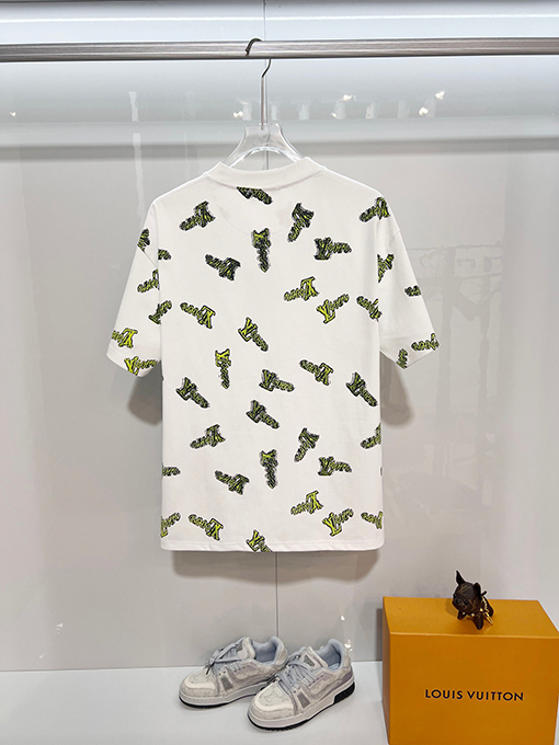 ルイヴィトンコピー 全面にグラフィティレターロゴをあしらった半袖Tシャツ
