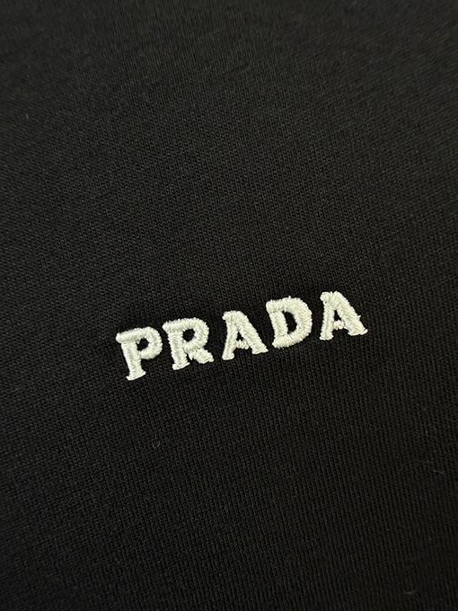 プラダスーパーコピー 小さなロゴ刺繍が入​​った半袖Tシャツ