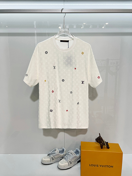 ルイヴィトンスーパーコピー 全体にモノグラムクローバープリントロゴレタリング刺繍の半袖Tシャツ