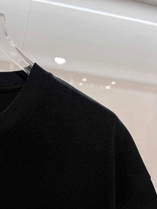 プラダ 胸に麻縄の刺繍がされた、クラシックな1986のスローガン文字ロゴ半袖Tシャツ