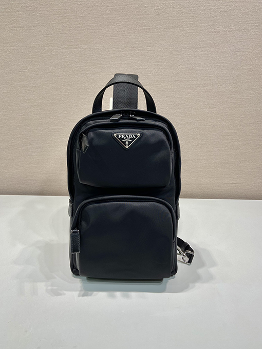 プラダ Re-Nylon Saffiano 新しいリサイクルナイロンチェストバッグ