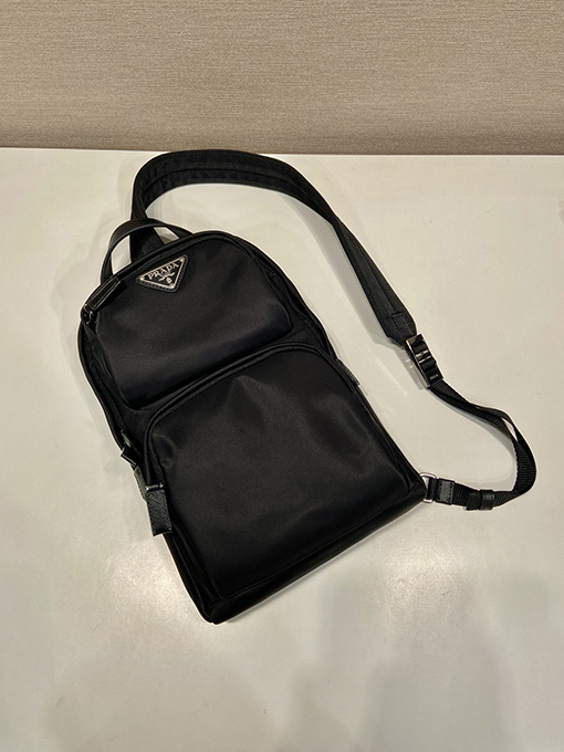 プラダ Re-Nylon Saffiano 新しいリサイクルナイロンチェストバッグ