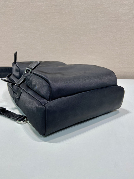 プラダ Re-Nylon Saffiano 新しいリサイクルナイロンチェストバッグ
