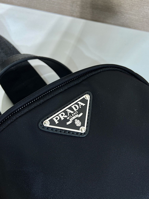 プラダ Re-Nylon Saffiano 新しいリサイクルナイロンチェストバッグ